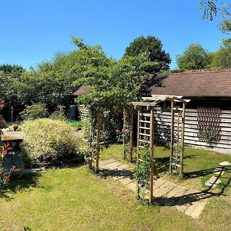 הוילה Linchmere The Tool Shed Nestled In Idyllic Countryside מראה חיצוני תמונה