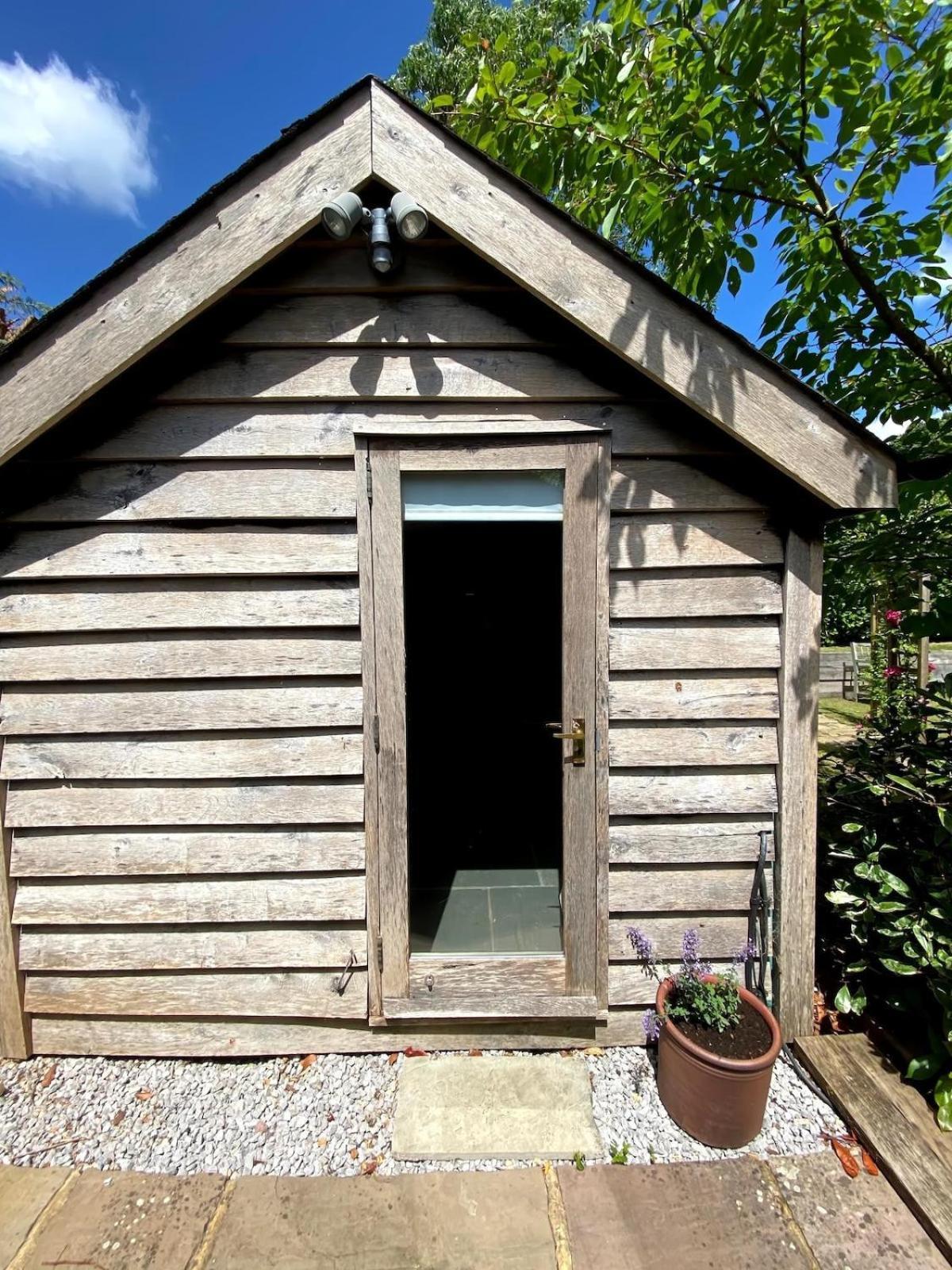 הוילה Linchmere The Tool Shed Nestled In Idyllic Countryside מראה חיצוני תמונה