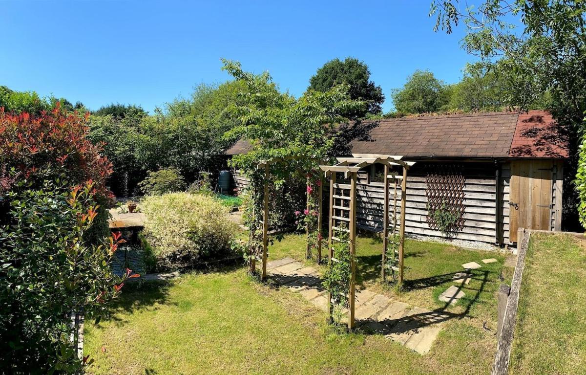 הוילה Linchmere The Tool Shed Nestled In Idyllic Countryside מראה חיצוני תמונה